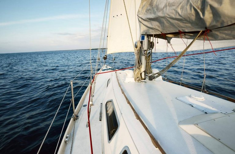 Cambios de titularidad de embarcaciones y gestoría náutica con Marinos