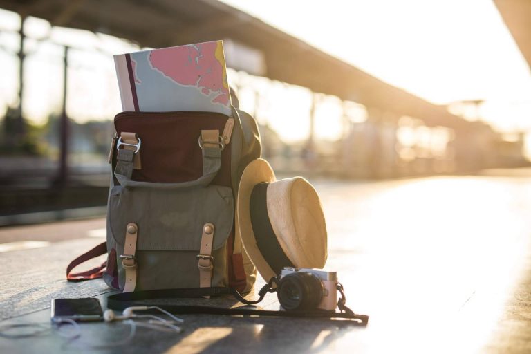 Una gran selección de chubasqueros y mochilas de Rains se encuentra en Who killed Bambi?