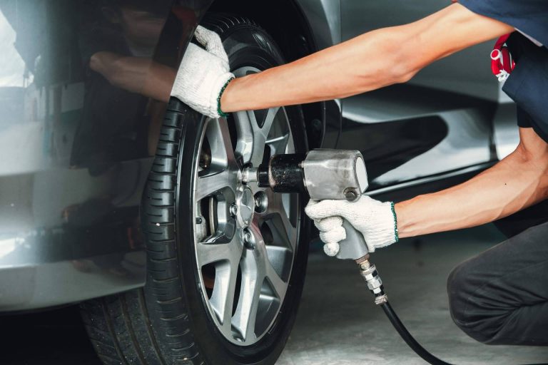 ¿Qué herramienta es indispensable para cambiar fácilmente un neumático?