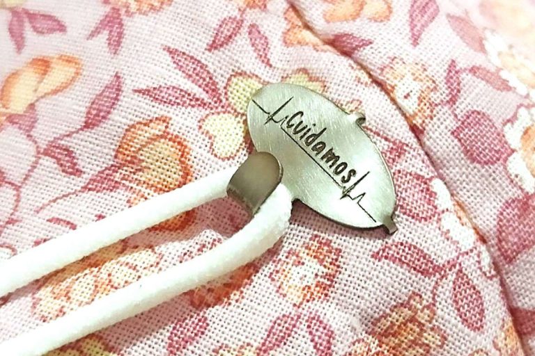 Sujeción de la mascarilla para gorritos sanitarios, la ayuda que Cuidamos brinda al personal sanitario