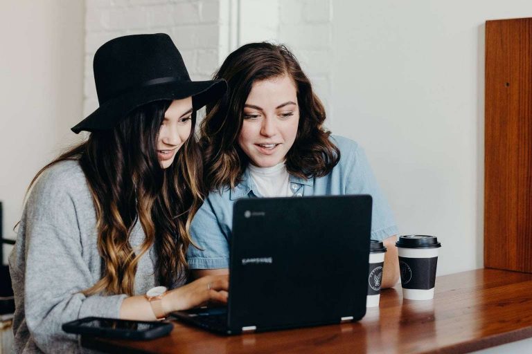 Acceder a una gran variedad de cursos de idiomas en línea en la plataforma web Jazyk