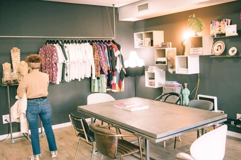 ¿Cuáles son las iniciativas de 15'' para impulsar el talento de artistas emergentes españoles?