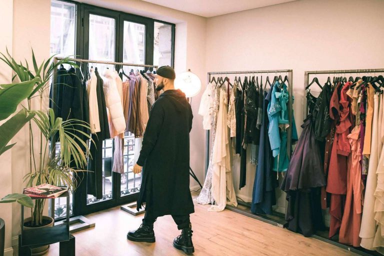 ¿Cuáles son las iniciativas de 15'' para impulsar el talento de artistas emergentes españoles?