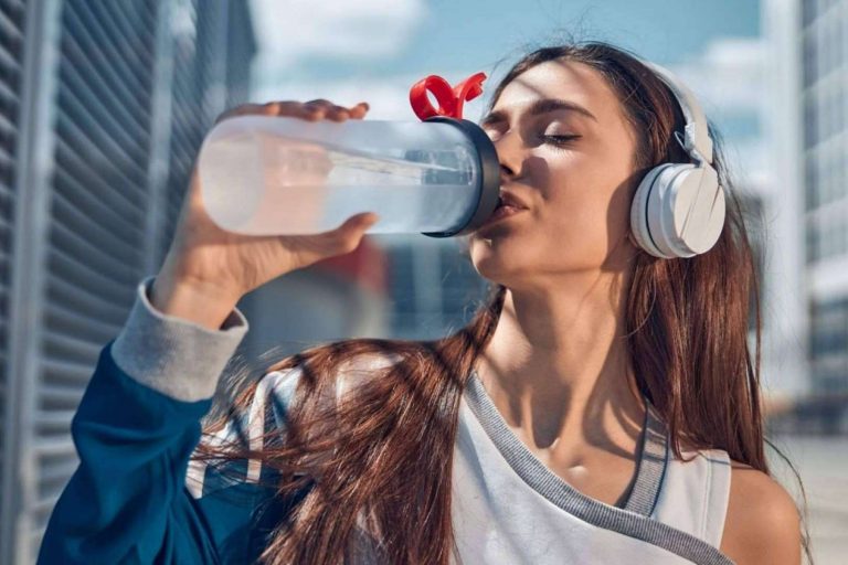 ¿Por qué es importante beber agua de calidad en la vida diaria?