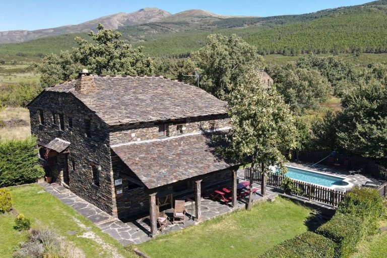 Alquilar una casa rural íntegra para realizar la ruta de los pueblos negros, La Pizarra Negra