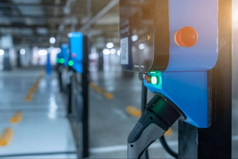 Estaciones de recarga de coche eléctrico en viviendas unifamiliares y edificios comunitarios