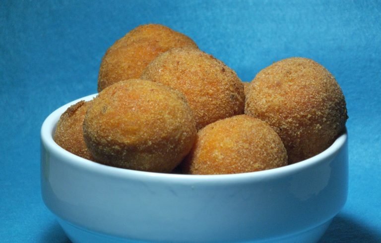 Bolitas de queso y atún: el aperitivo fácil y rápido con ingredientes que tienes en casa