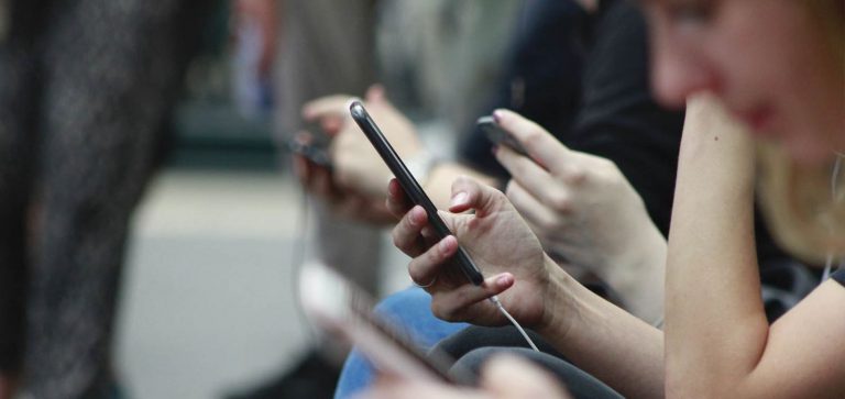 Un estudio no ve relación entre el uso del móvil en jóvenes y un mayor riesgo de tumores cerebrales