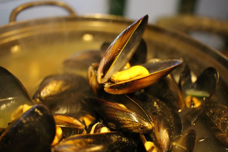 Mejillones en escabeche: el truco viral de Arnau Subías para convertirlos en aperitivo de lujo con un batidor de leche