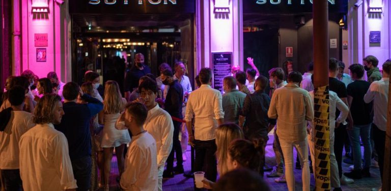 Asturias prescinde del pasaporte covid y reabre el ocio nocturno con limitaciones en una semana