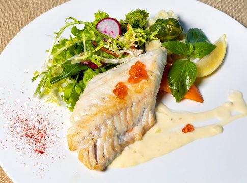 Merluza con tomate frito: cuándo echar el pescado para que no se ponga seco pescado