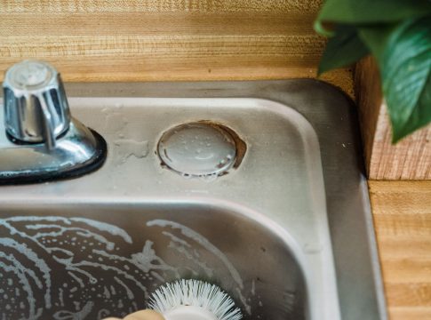 Cómo limpiar el acero inoxidable para que quede brillante fregadero
