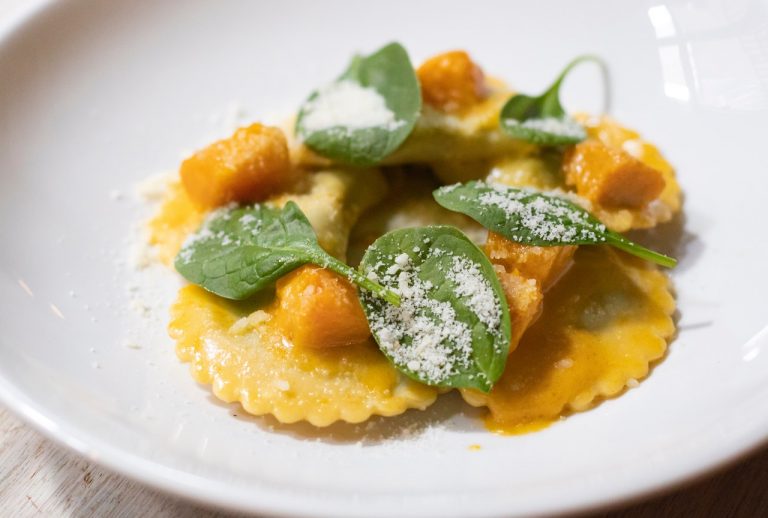 Raviolis con salmón: el truco para que se impregnen de sabor