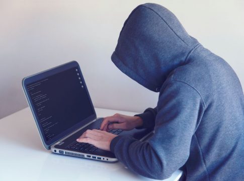 Qué hacer si recibes el SMS falso de Bankinter, Caixabank y Santander Qué hacer si recibes el SMS falso de Bankinter, Caixabank y Santander