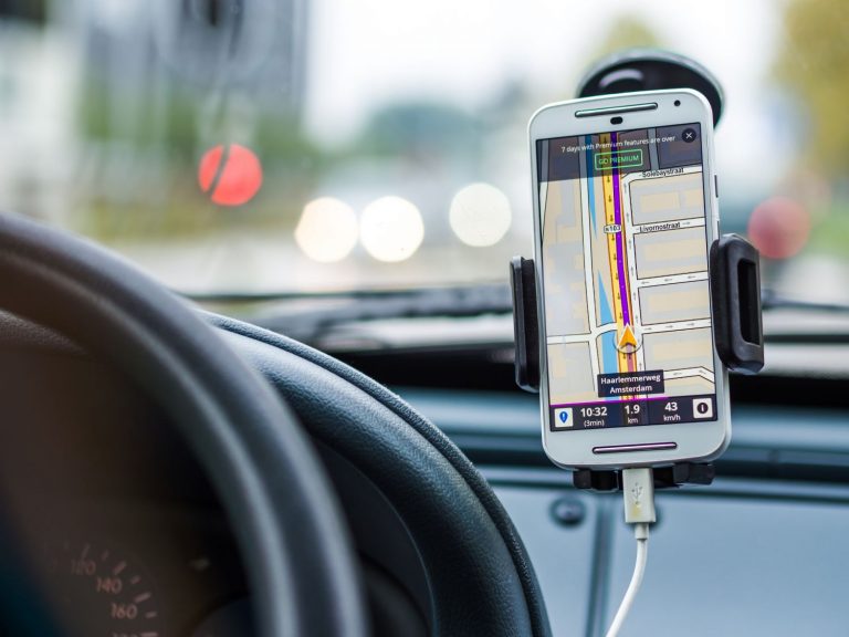 El truco que necesitas saber para utilizar Google Maps, Waze o Spotify en el coche sin cables