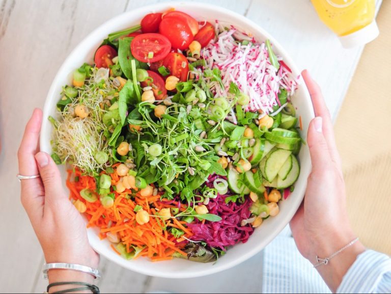 10 ensaladas de invierno que te harán quitarte los kilos de más