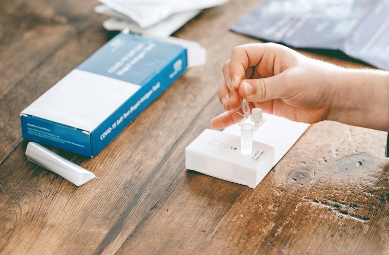 ¿Qué test de antígenos elegir? ¿De saliva o nasal?