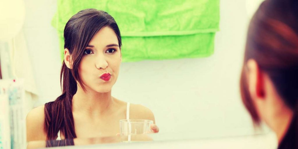 Enjuágate con agua tubia salada