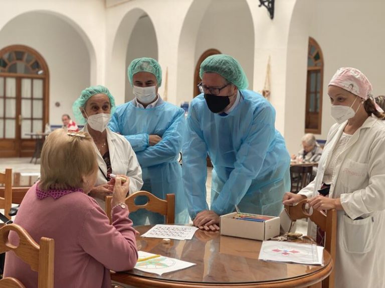 Andalucía registra 3.228 usuarios y 1.415 trabajadores de residencias de mayores con positivos Covid
