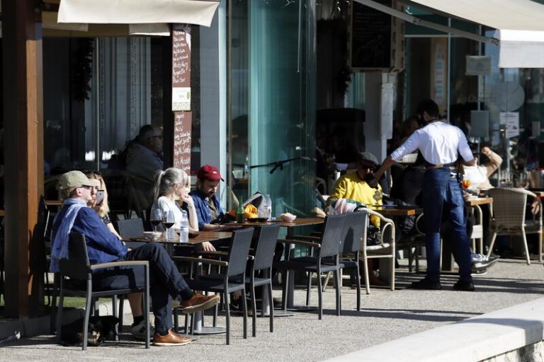 La llegada de turistas internacionales crece un 64,4% en 2021, pero no alcanza niveles prepandemia