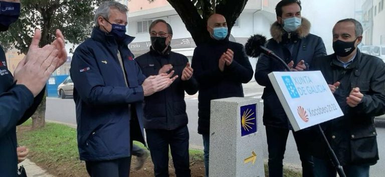 Un poste señala el kilómetro 100 del Camino Primitivo, a su paso por Lugo