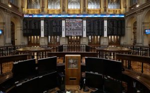 El Ibex 35 se 'da la vuelta' y cierra con una caída del 0,15%, pero consigue retener los 8.700 enteros