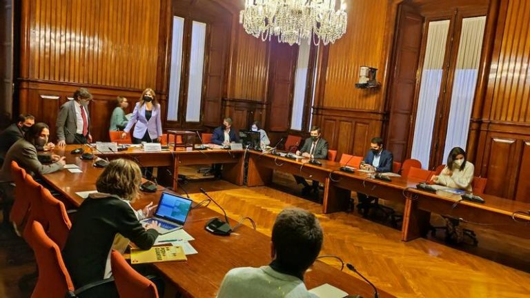 El Parlament aprueba mantener el acta de Juvillà mientras no comprometa a los funcionarios