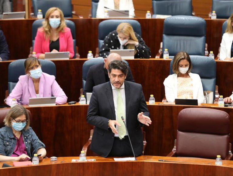 Podemos critica que no se retirase la campaña contra aborto en Metro Madrid