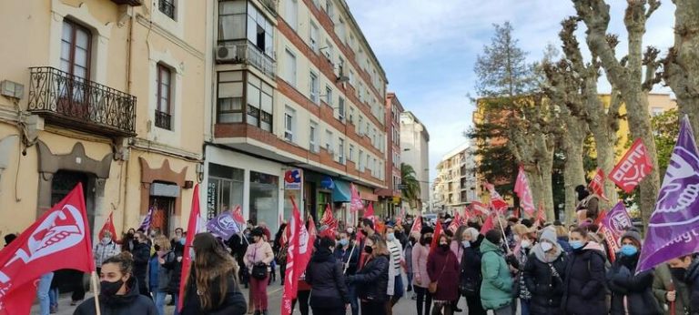 El segundo día de huelga vuelve a cerrar las conserveras cántabras con un respaldo del 95%