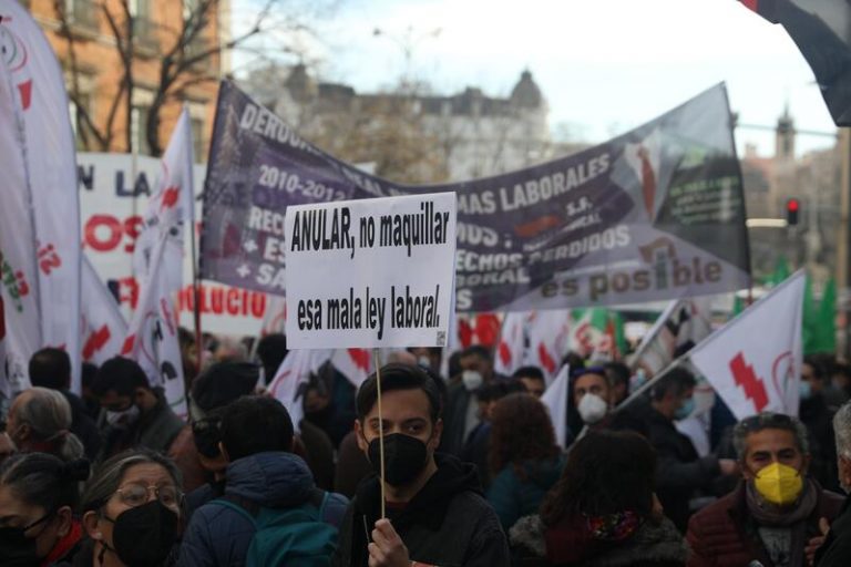 La CGT protesta ante el Congreso contra la reforma laboral porque no deroga la de 2012