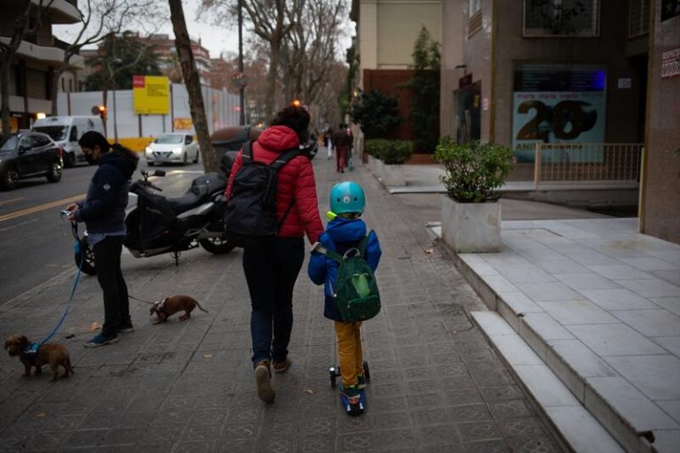Cantabria cierra 7 nuevas aulas pero el total de confinadas baja a 83