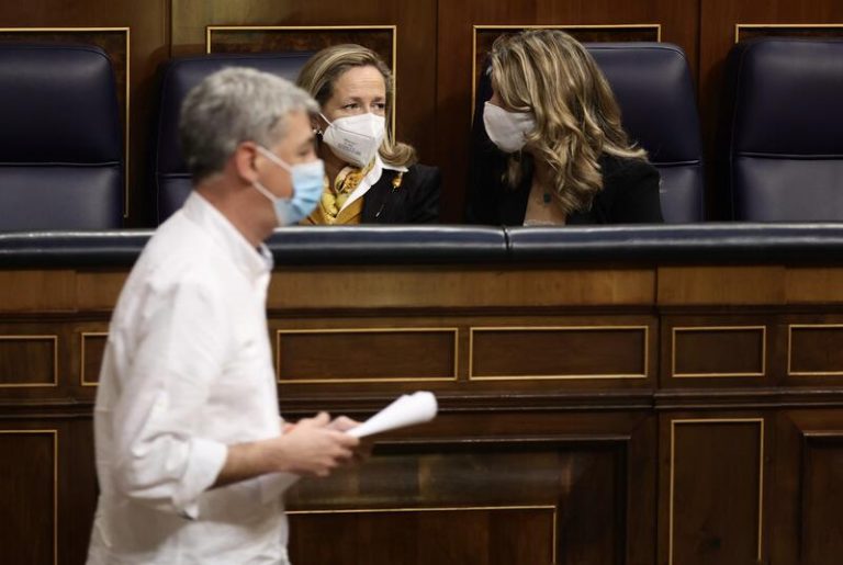 PSOE, Podemos y Bildu pactan vetar a eléctricas que manipulen precios