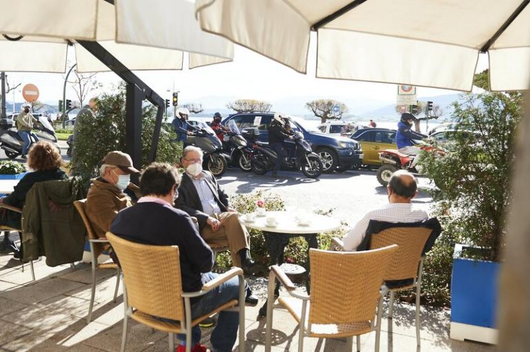 Cantabria suma tres fallecidos Covid mientras bajan los hospitalizados de 200