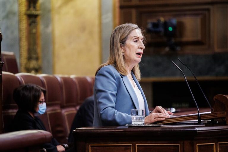 Pastor acusa a Batet de no permitir que la Mesa se reuniera tras personarse el diputado del PP para cambiar su voto