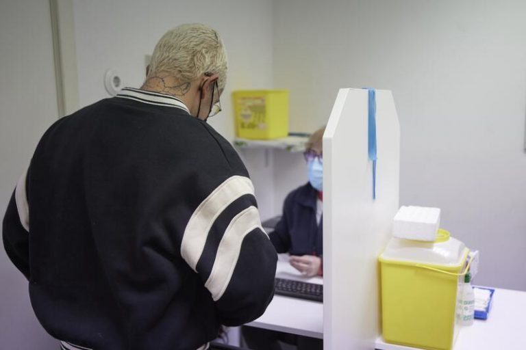 Madrid registra 7.517 casos, 35 fallecidos y continúa el descenso en hospitales