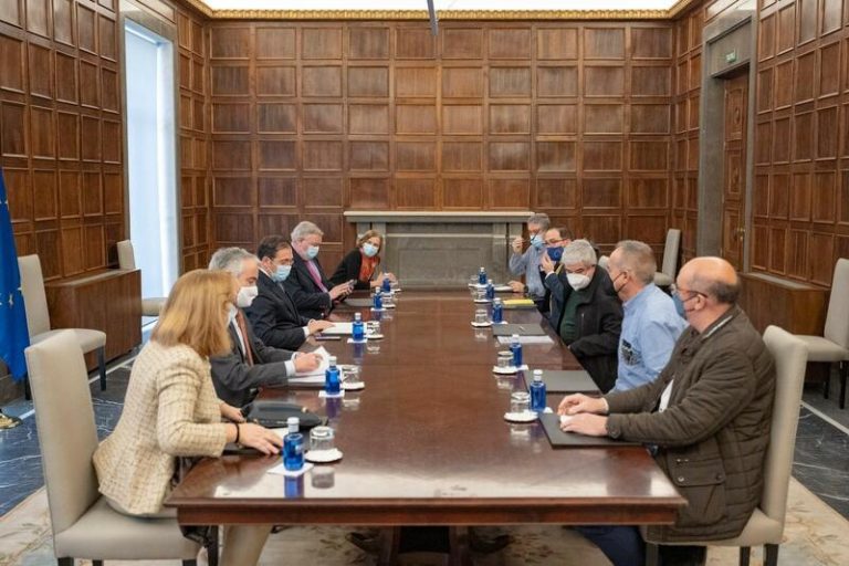 Albares se compromete con los sindicatos a estudiar las opciones de teletrabajo y la congelación salarial en el exterior