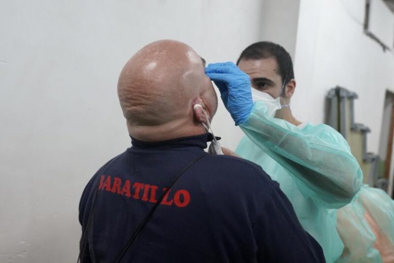 Andalucía contabiliza 49 decesos en un día, 4.818 contagios y la tasa baja hasta los 757,2 puntos