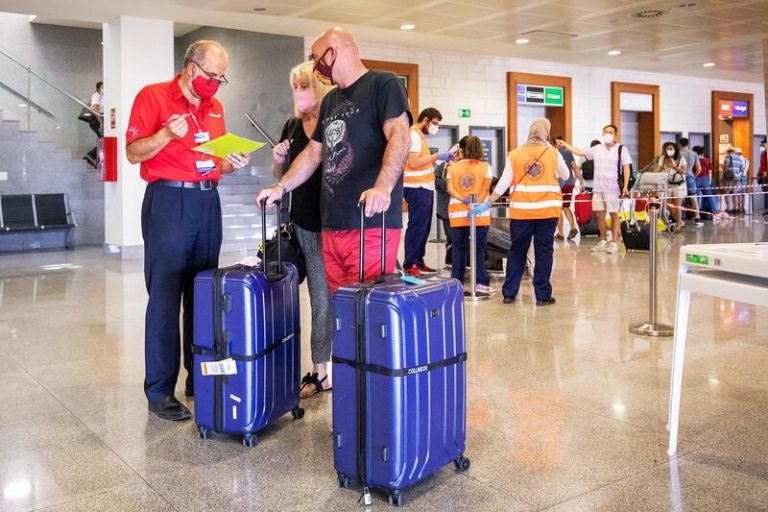 Baleares, Cataluña y Canarias, las CCAA más visitadas en 2021 por turistas internacionales