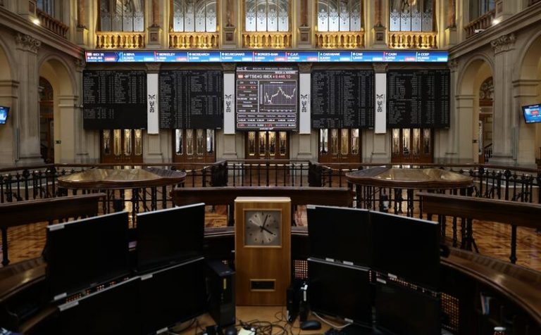 El Ibex 35 cede un 0,8% en la media sesión con la rentabilidad del bono español en el 1,1%