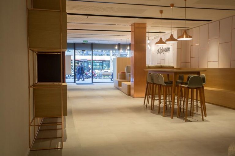 CaixaBank abre tres nuevos centros DayOne y consolida su división para startups e inversores