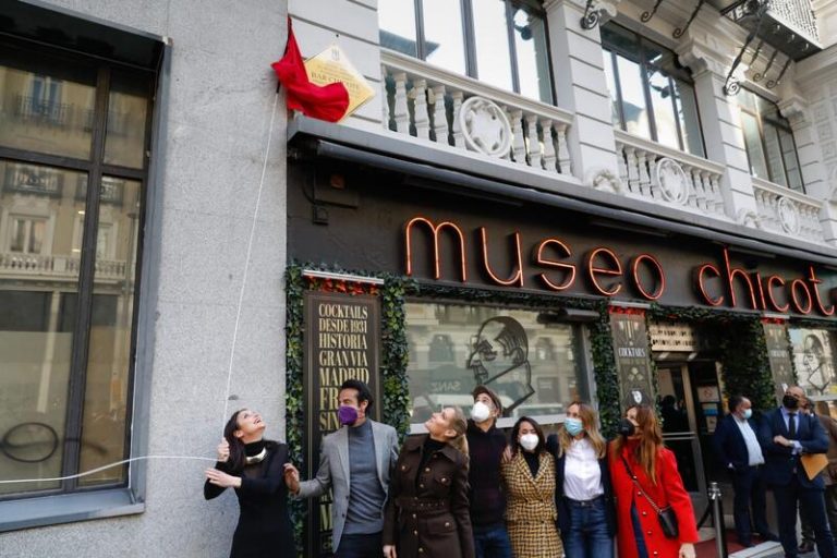 El Museo Chicote luce ya la placa por sus 90 años en Gran Vía