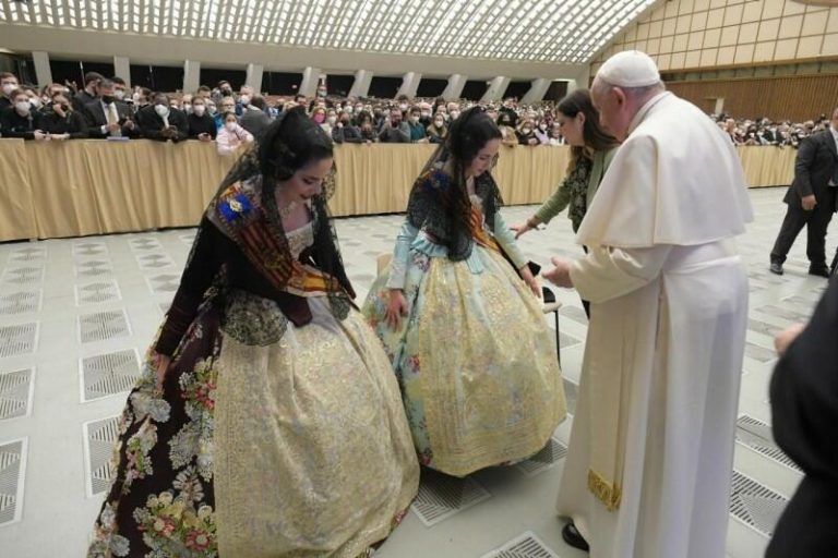 El Papa Francisco recibe a las falleras mayores de Valencia