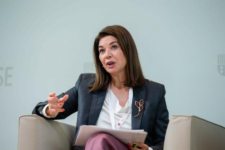 Becerril vaticina una luz en España para 2023 entre 26 y 15 euros más barata que en Francia y Alemania