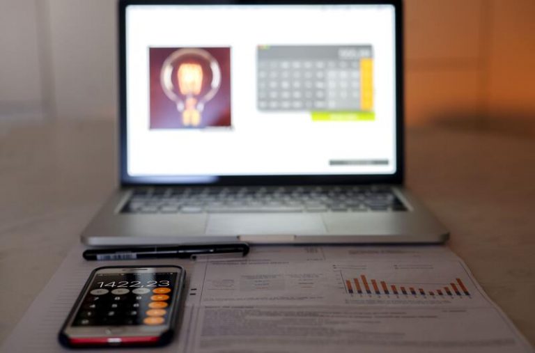 El precio de la luz baja este viernes un 4,5% y cae por debajo de los 200 euros/MWh