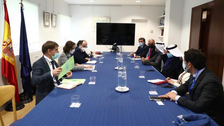 Reyes Maroto se reúne con la empresa pública de Kuwait Enertech, que invertirá 2.400 millones en España