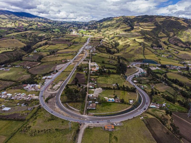 Sacyr logra 700 millones de euros para una autopista de Colombia con el mayor bono social de América Latina