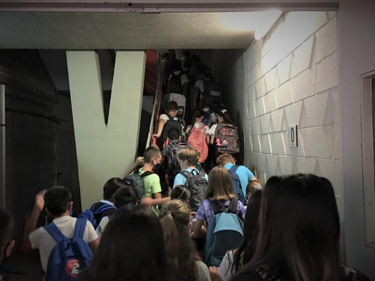 Sindicatos educativos y familias rechazan el avance del inicio de curso anunciado por el Govern catalán