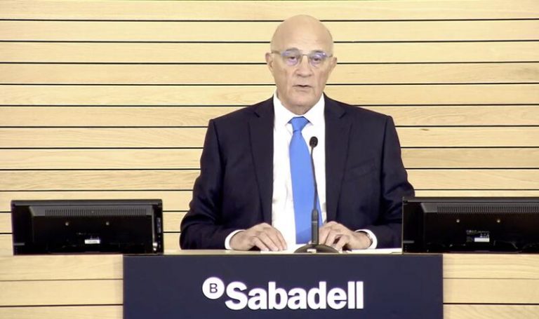 Josep Oliu compra acciones de Sabadell por casi un millón de euros