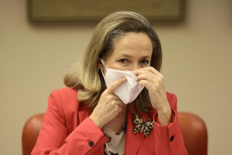 Calviño proyecta que España mantenga una ratio de deuda sobre PIB inferior a las previsiones iniciales