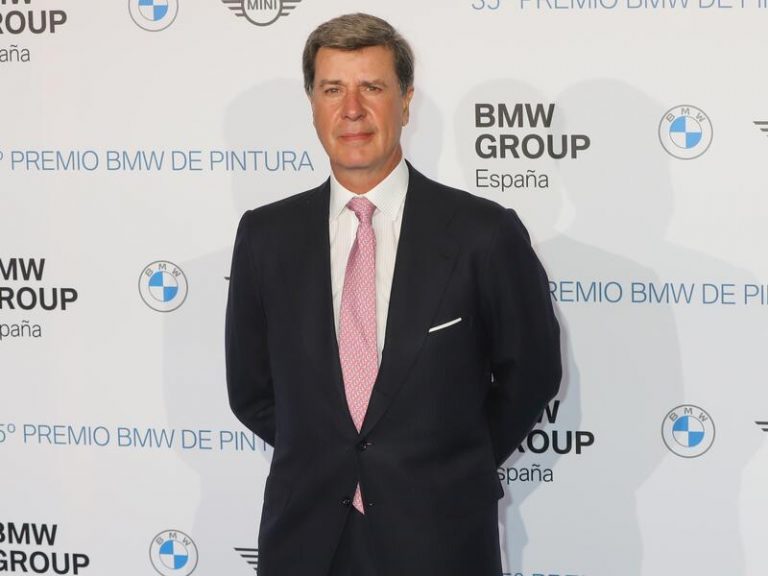 Cayetano Martínez de Irujo recoge un premio en el nombre de su madre, la Duquesa de Alba